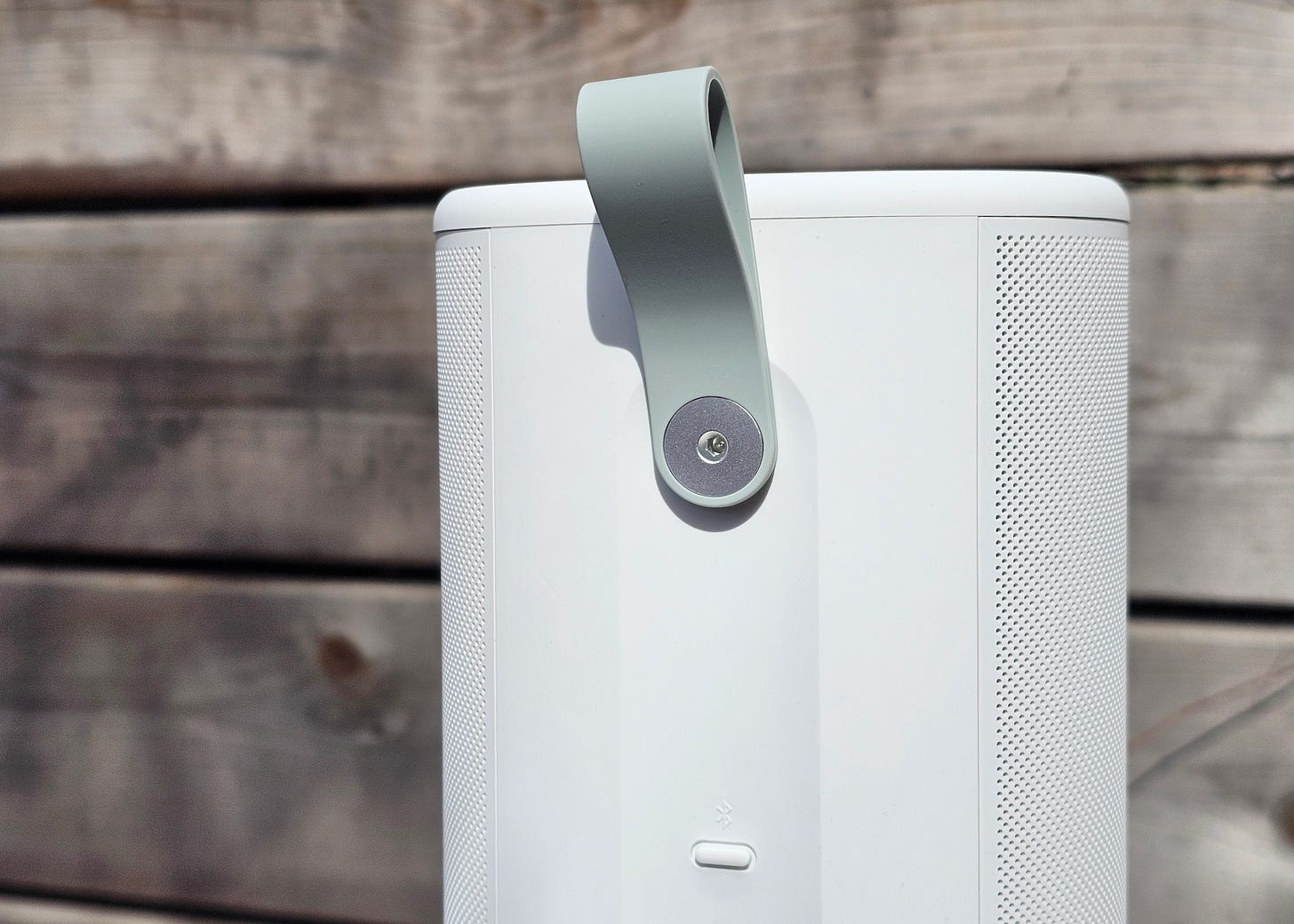 Close-up of the Sonos Play's included silicone carry loop. Close-up of the Sonos Play's included silicone carry loop.