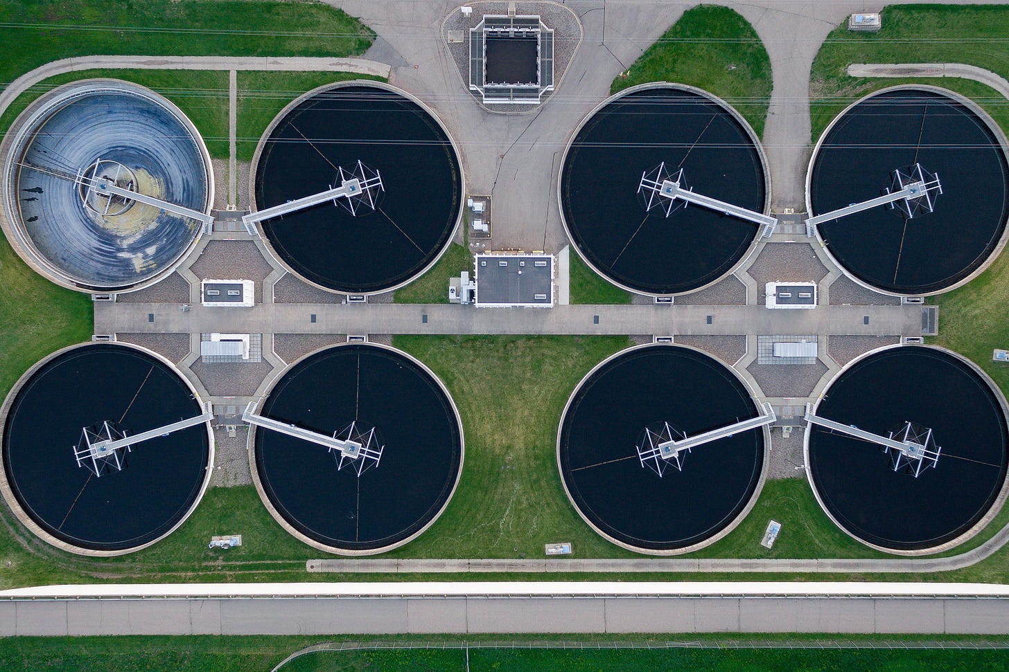 Advanced wastewater treatment plants filter and treat raw sewage to remove bacteria, pharmaceutical residues and pollutants, including microplastics, but they can’t remove all these contaminants. As a result, effluent released from treatment plants into the environment can create AMR hotspots. Image by Chad Davis via Flickr (CC BY 2.0).
