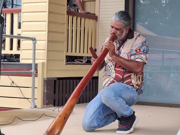 A person playing a didgeridoo

AI-generated content may be incorrect.
