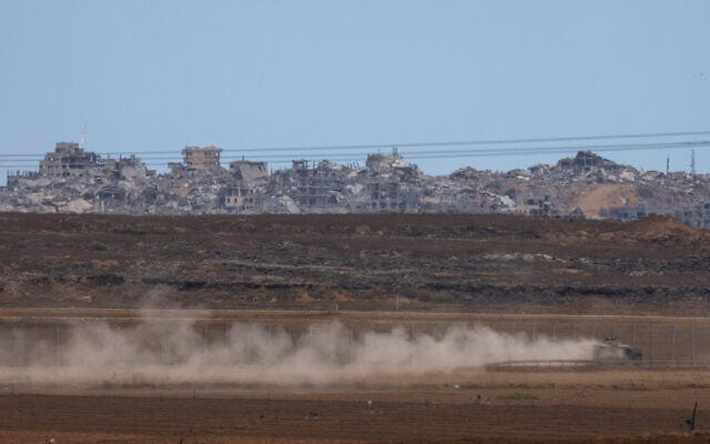 An Israeli military armored vehicle drives along the Israel-Gaza border on October 9, 2025 (Ahmad GHARABLI / AFP)