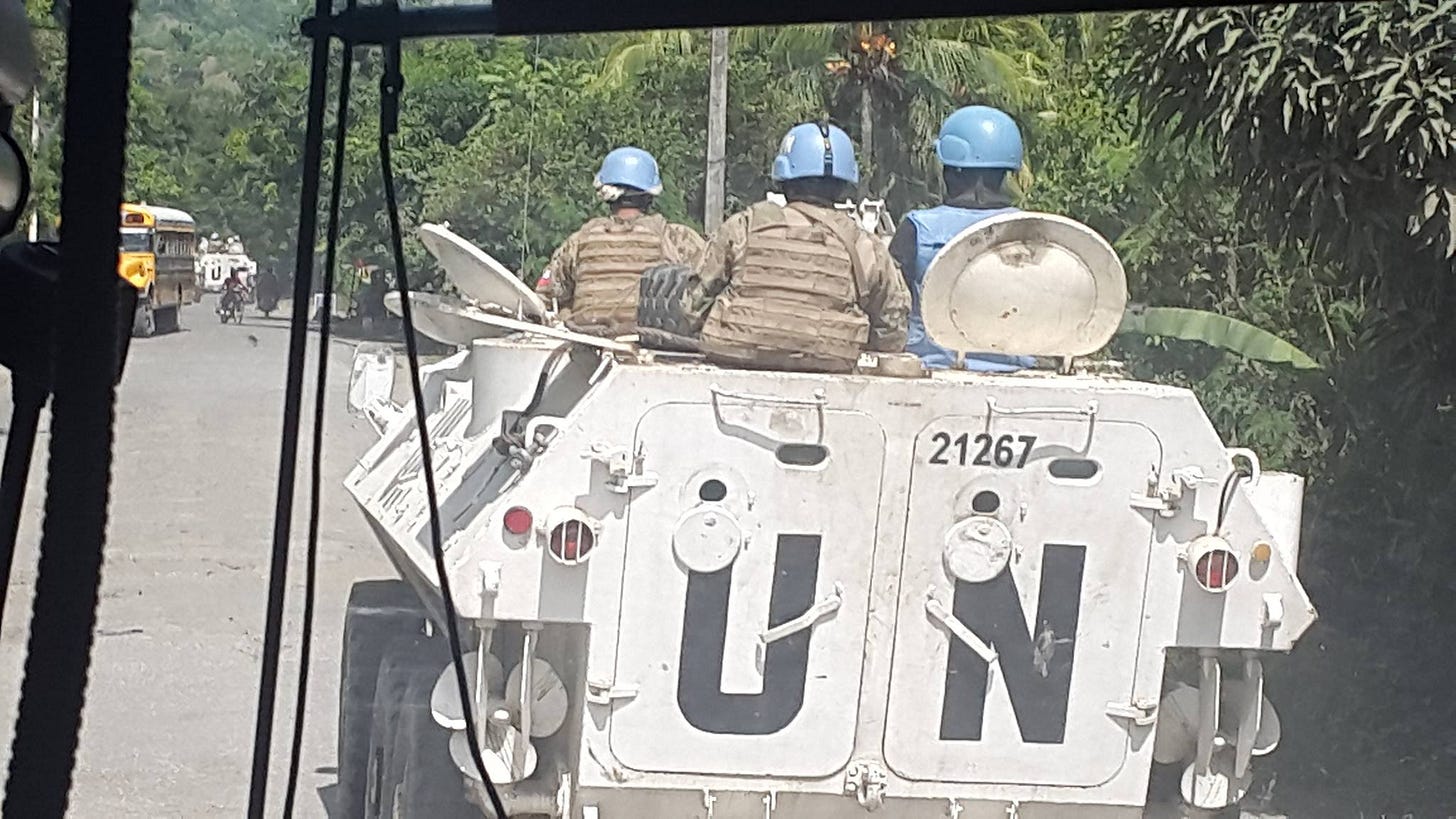 Foto de los cascos azules en Haití tomada desde un autobús.