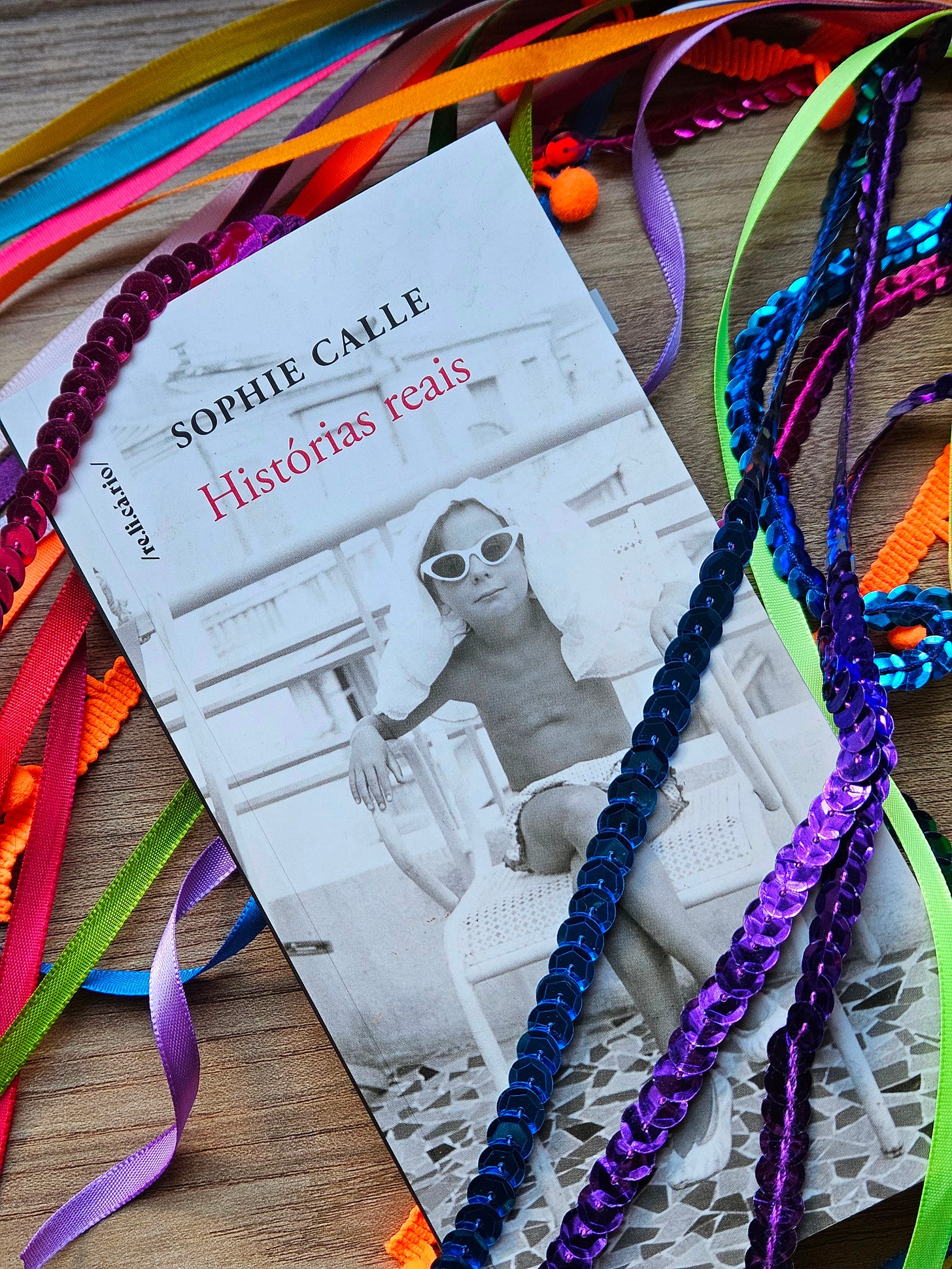 Livro "Histórias reais", de Sophie Calle, com decoração de Carnaval.