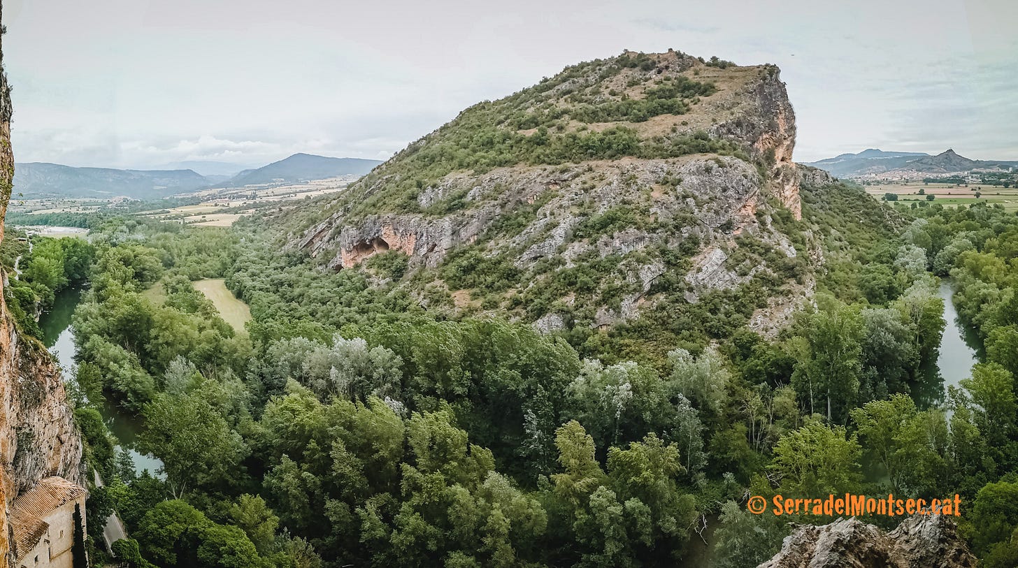 El Turó d'Antona vist des de la Serra del Munt. A l'esquerra es veuen les coves d'Antona, part del Santuari del Salgar i el riu Segre rodejant el turó. Vernet, Artesa de Segre. La Noguera, Montsec de Rúbies (o de Meià). Lleida, Catalunya.