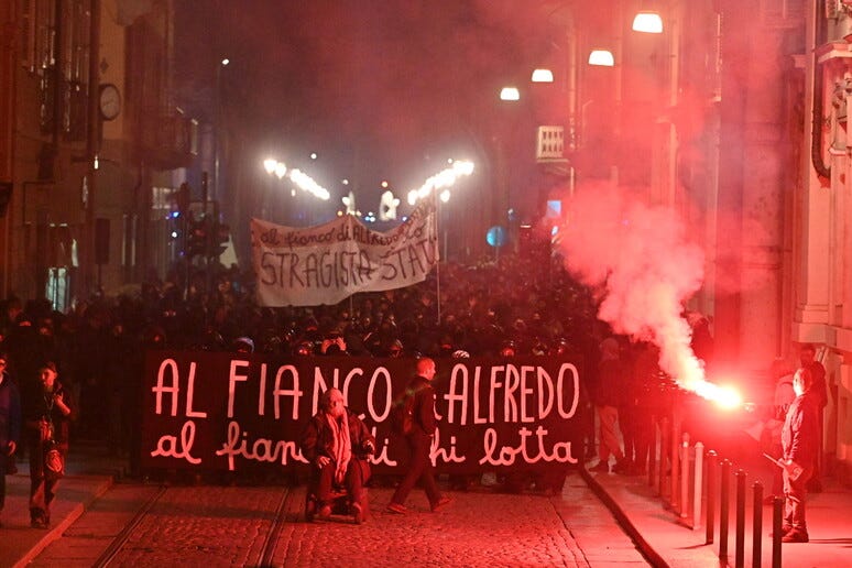 Centinaia anarchici per Cospito, corteo diventa guerriglia - Notizie -  Ansa.it