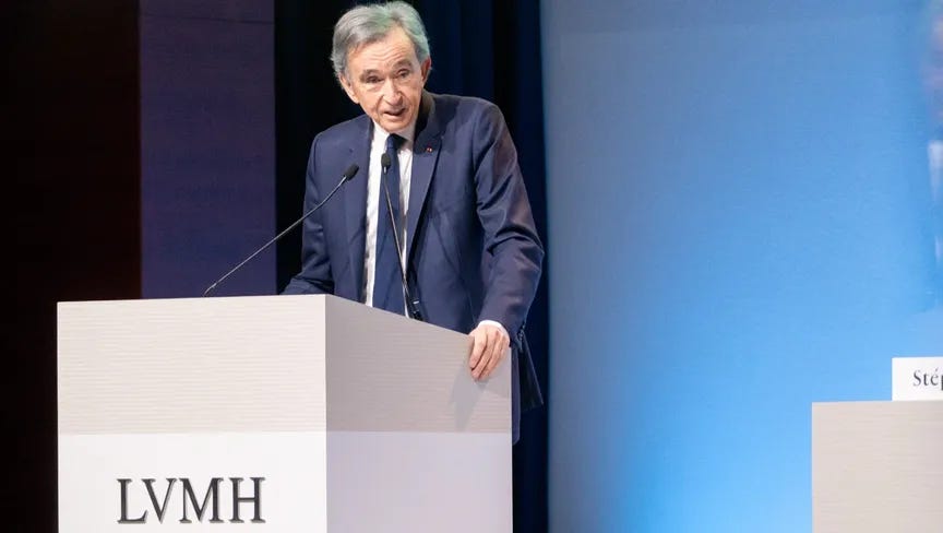 أغنى رجل في أوروبا : برنارد أرنو يشدد قبضته على مجموعة LVMH بعد رفع حصته إلى 50.01%، فيما تمتلك عائلته 65.94% من حقوق التصويت. أغنى رجل في أوروبا : برنارد أرنو يشدد قبضته على مجموعة LVMH بعد رفع حصته إلى 50.01%، فيما تمتلك عائلته 65.94% من حقوق التصويت.