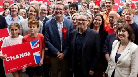 O líder do Partido Trabalhista da Reuters, Keir Starmer, ladeado pelo candidato de Macclesfield, Tim Roca, comparece a um evento de campanha eleitoral geral no Vale Inn em Bollington