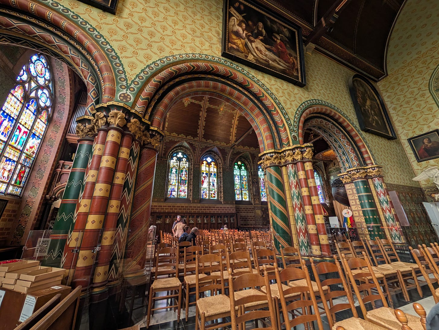 Intérieur de la basilique du Saint-Sang de Bruges et ses décorations exceptionnelles
