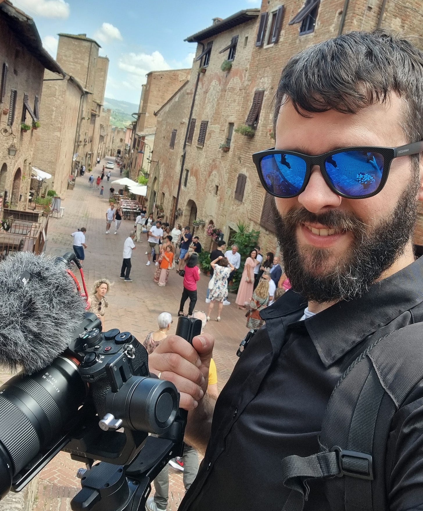 Freelance al lavoro per riprese video con telecamera