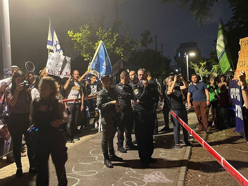 Israeli police stand between dueling protestors awaiting Itamar Ben Gvir's arrival. (Photo by Vivian Bercovici) Israeli police stand between dueling protestors awaiting Itamar Ben Gvir's arrival. (Photo by Vivian Bercovici)