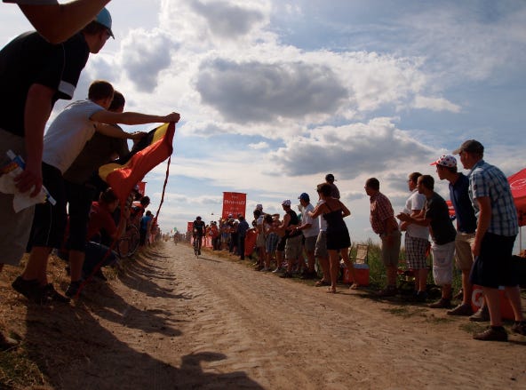Huveluy racers coming thru
