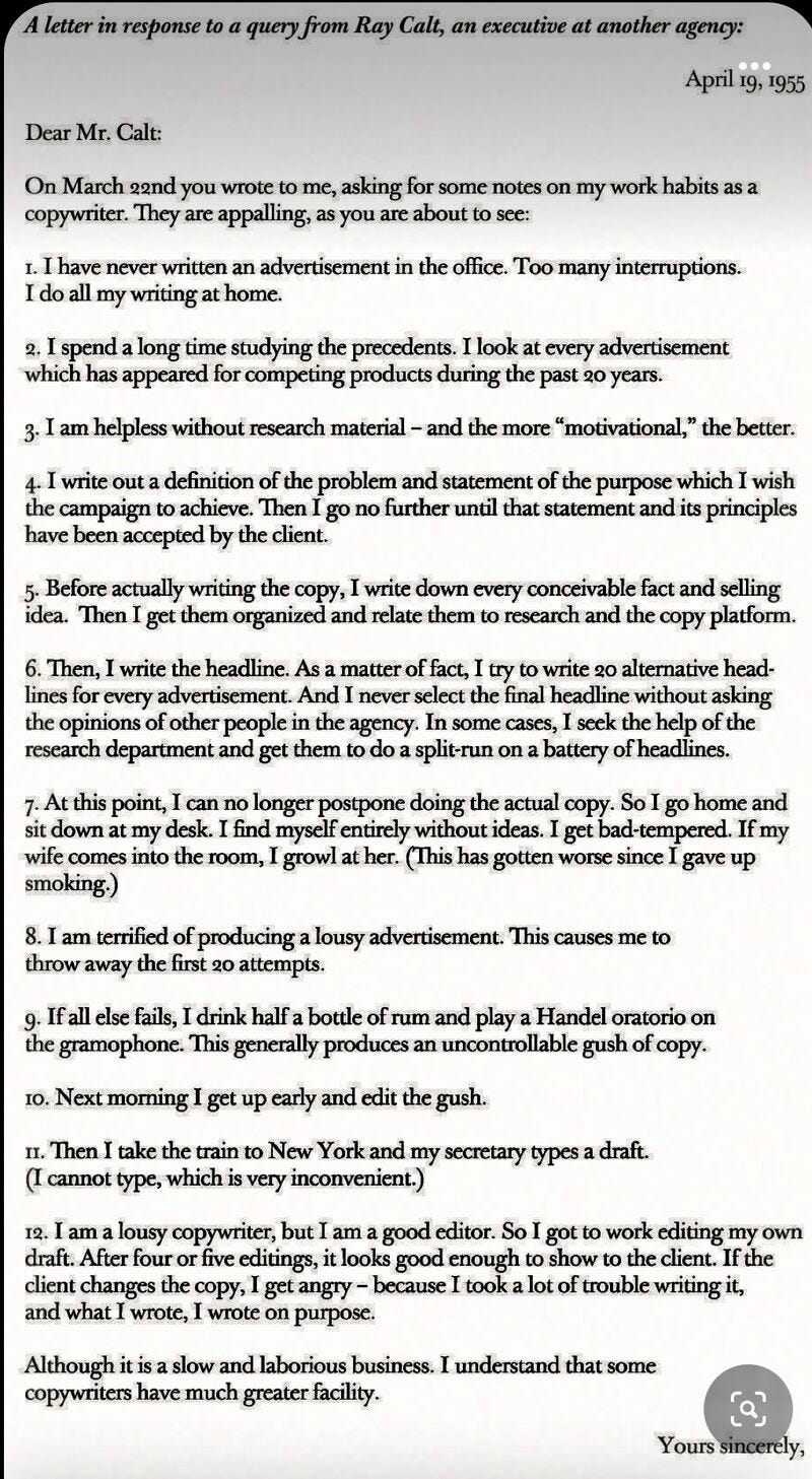 Imagem de uma carta escrita por David Ogilvy em 1955, detalhando seu método de escrita publicitária em 12 passos, incluindo pesquisa intensa, títulos alternativos, bloqueios criativos, rum, música clássica e revisões obsessivas.
