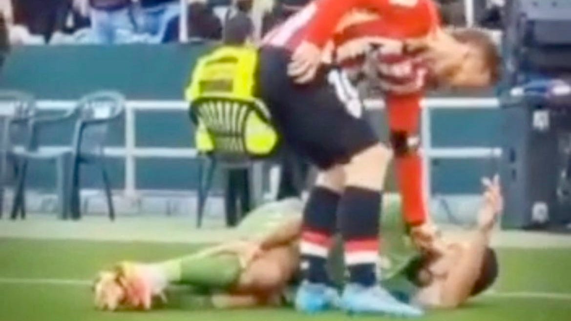 Muniain tira de la barba a Fekir antes de la patada del galo.