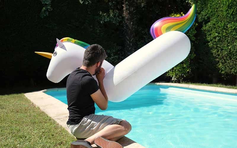 How to Inflate a Pool Float Without a Pump - Winflatable