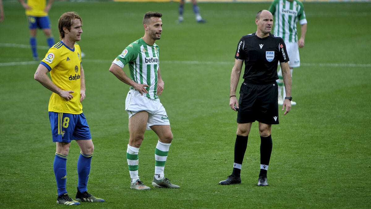 Mateu Lahoz en el VAR para el partido con el Atlético - Onda Bética