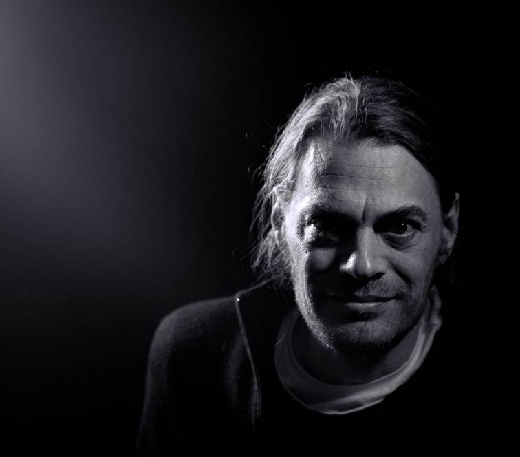 A person with long hair and a light in the dark

AI-generated content may be incorrect.