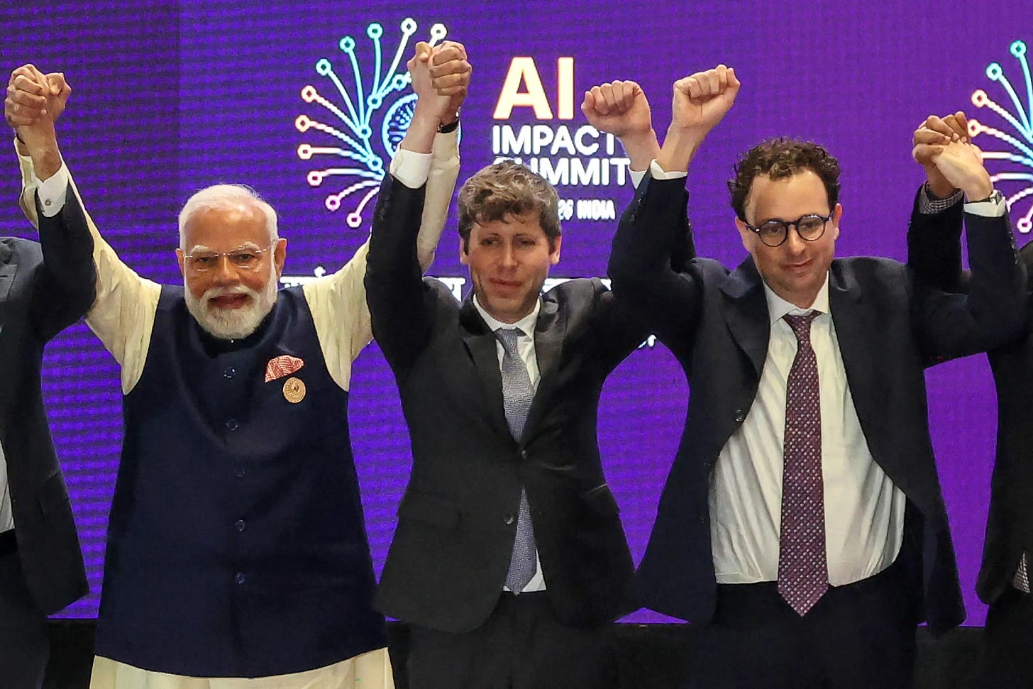 Altman-Amodei Hand-Holding Snub Goes Viral at India AI Event - Bloomberg
