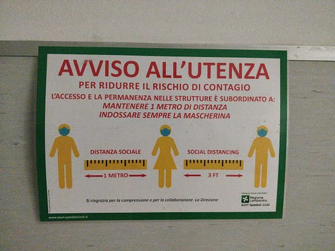 Fotografie di sei cartelli informativi appesi alle pareti di un pronto soccorso odontoiatrico, riguardanti divieto di usare il cellulare, modalità per accedere al pronto soccorso, raccomandazioni sui comportamenti in tempo di covid-19.