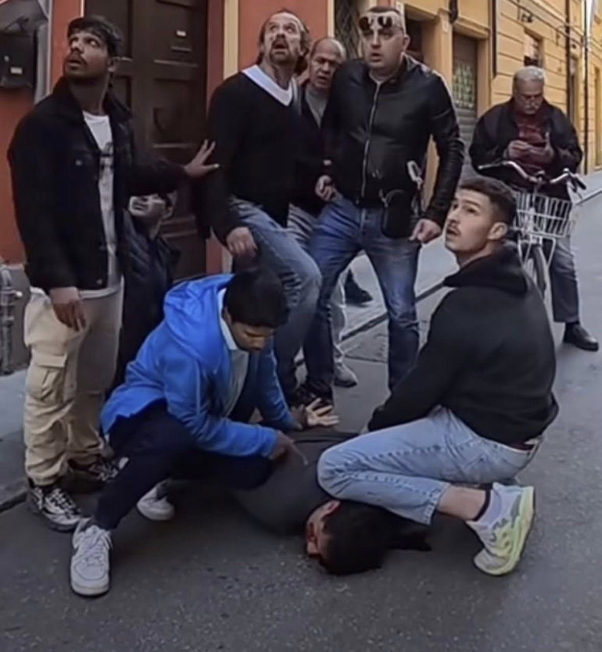 Potrebbe essere un'immagine raffigurante una o più persone