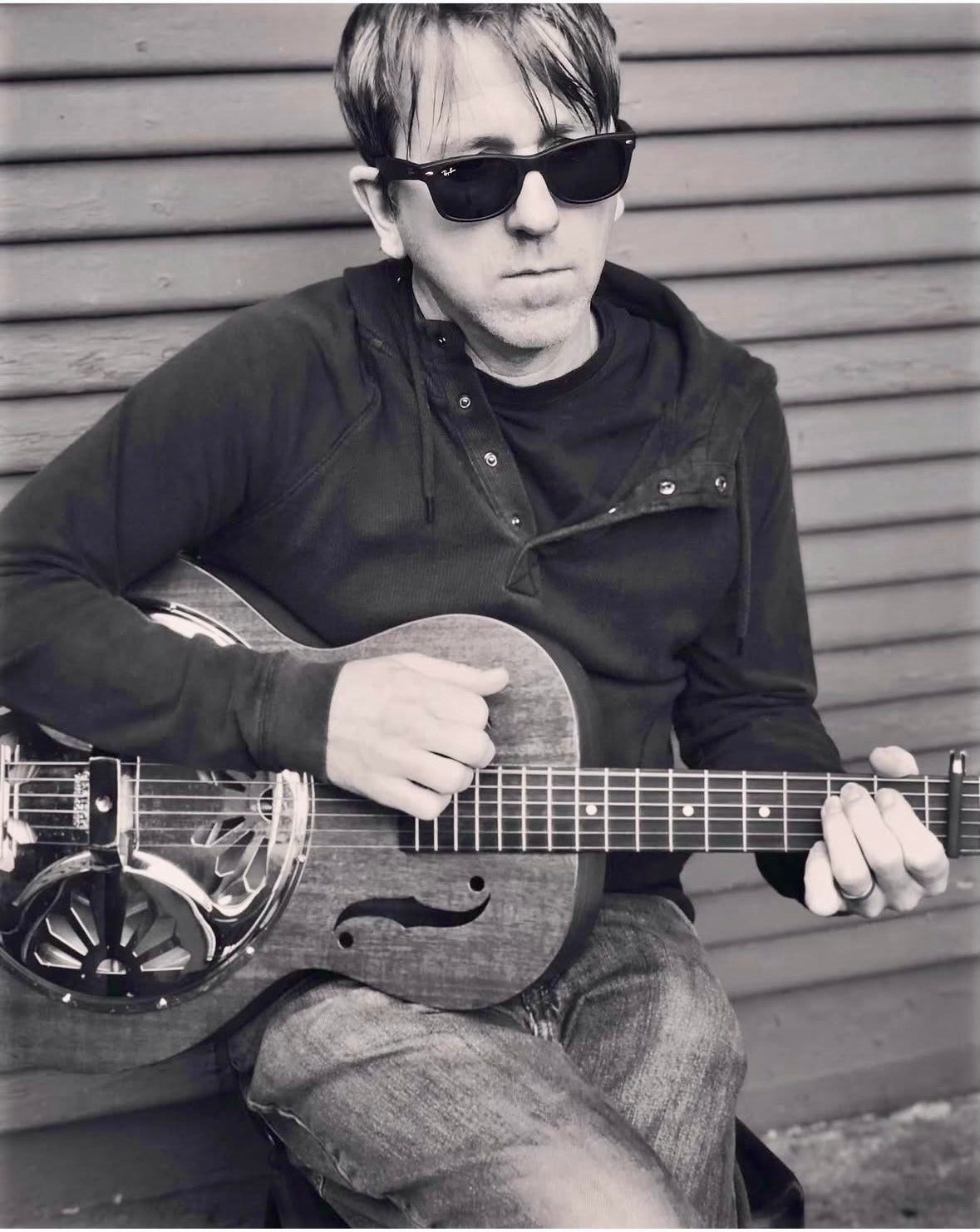 Puede ser una imagen de guitarra