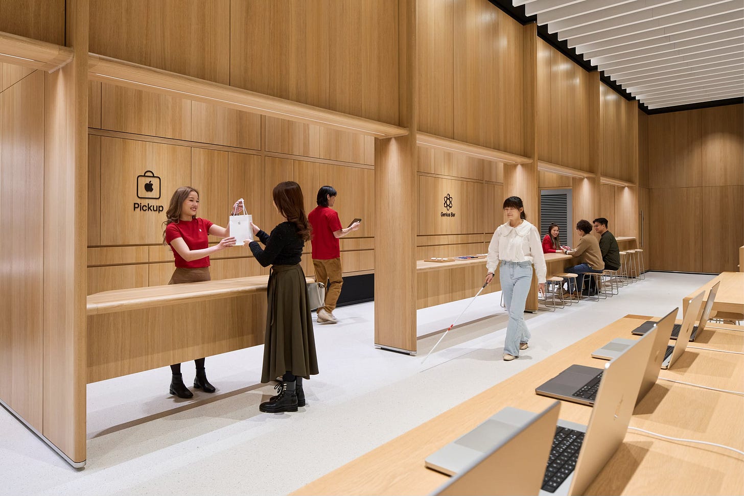 The Apple Pickup counter and Genius Bar at Apple Hanam.