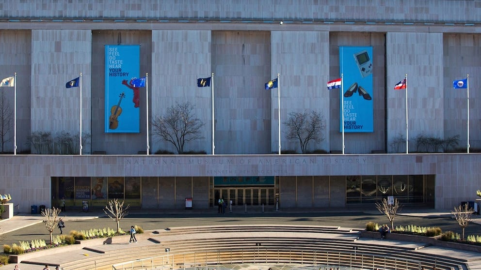 Trump ramps up attacks against Smithsonian in executive action ordering new  signage outside exhibits - ABC News