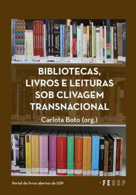 #descrevemospravocê  Capa do livro Bibliotecas, livros e leituras sob clivagem transnacional, organizado por Carlota Boto. O fundo da capa é marrom, com uma fotografia central que ocupa a maior parte do espaço. A imagem mostra duas prateleiras de biblioteca com livros enfileirados. Na prateleira superior, há livros de diversos tamanhos e cores, com lombadas em tons de branco, preto, vermelho e azul. Já na prateleira inferior, os livros estão organizados por cor, formando um degradê vibrante com tons de rosa, vermelho, laranja, amarelo, verde, azul e preto. O título do livro aparece centralizado entre as duas prateleiras, em letras brancas maiúsculas. Abaixo do nome da organizadora, em menor destaque, está a frase "Portal de livros abertos da USP". No rodapé direito da capa, estão os logotipos da FEUSP e da USP.
