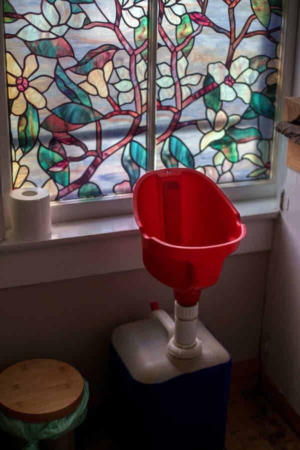 Un embudo para recolectar orina en la casa de Kate Lucy y Jon Sellers en Brattleboro, Vermont