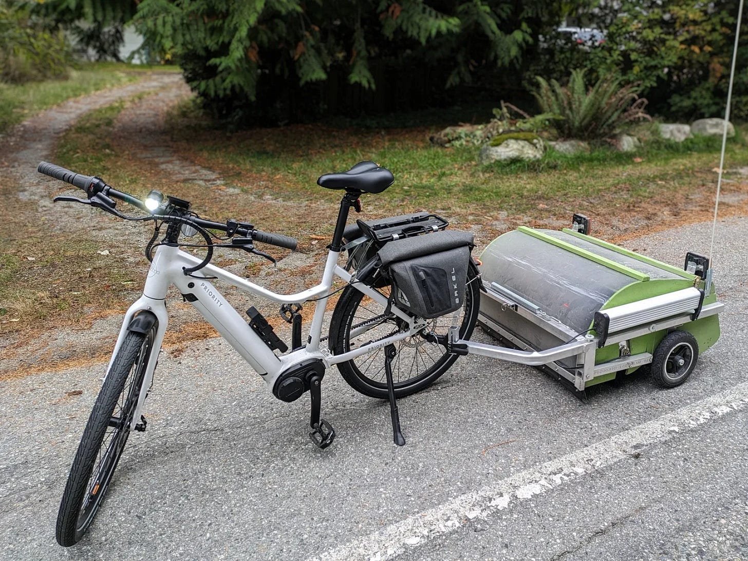 velo electrique avec remorque nettoyante a l'arriere