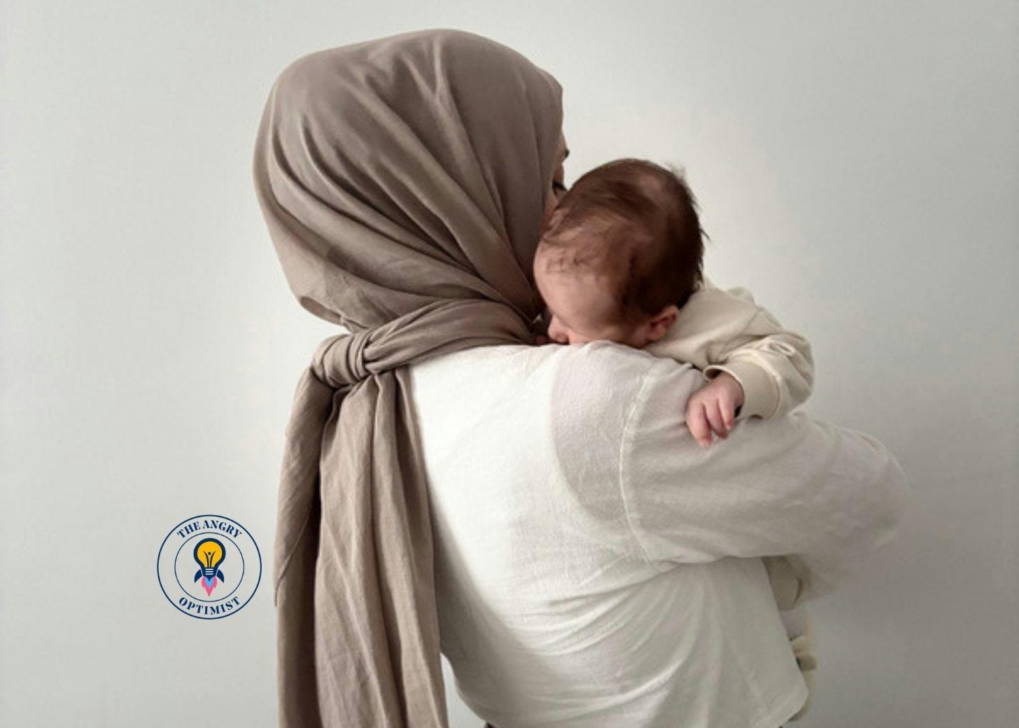 En mamma hÄller sin nyfödda bebis En mamma hÄller sin nyfödda bebis