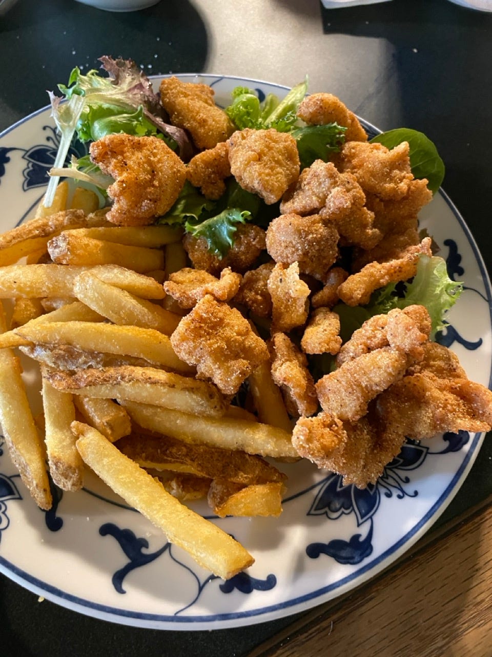 Des frites et de l’alligator frit dans le restaurant français “Chez Jacqueline” à Breaux Bridge, en Louisiane, aux États-Unis.