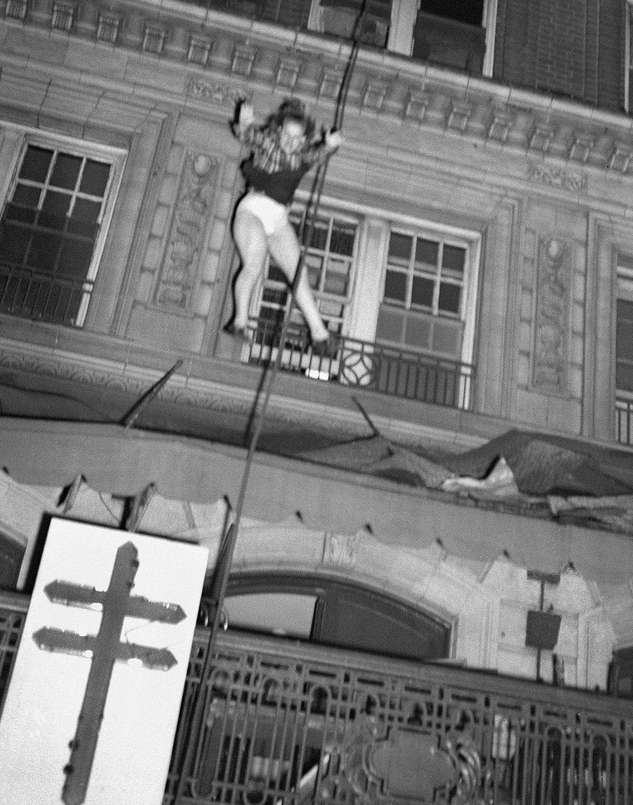 https://upload.wikimedia.org/wikipedia/commons/thumb/d/d7/Woman_jumps_from_Winecoff_Hotel.jpg/1280px-Woman_jumps_from_Winecoff_Hotel.jpg