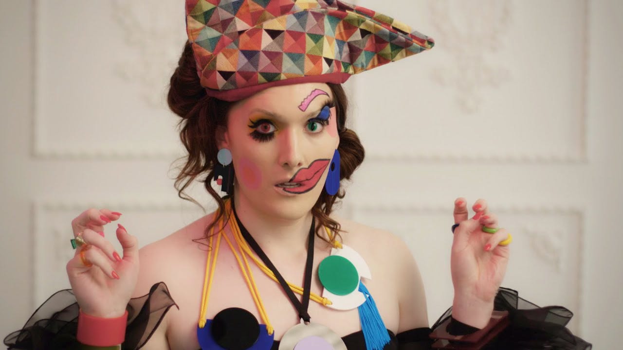 Mulher com roupas e maquiagens coloridas, com a maquiagem torta - batom, blush, cílios fora do lugar, parecida com uma pintura de Pablo Picasso Mulher com roupas e maquiagens coloridas, com a maquiagem torta - batom, blush, cílios fora do lugar, parecida com uma pintura de Pablo Picasso
