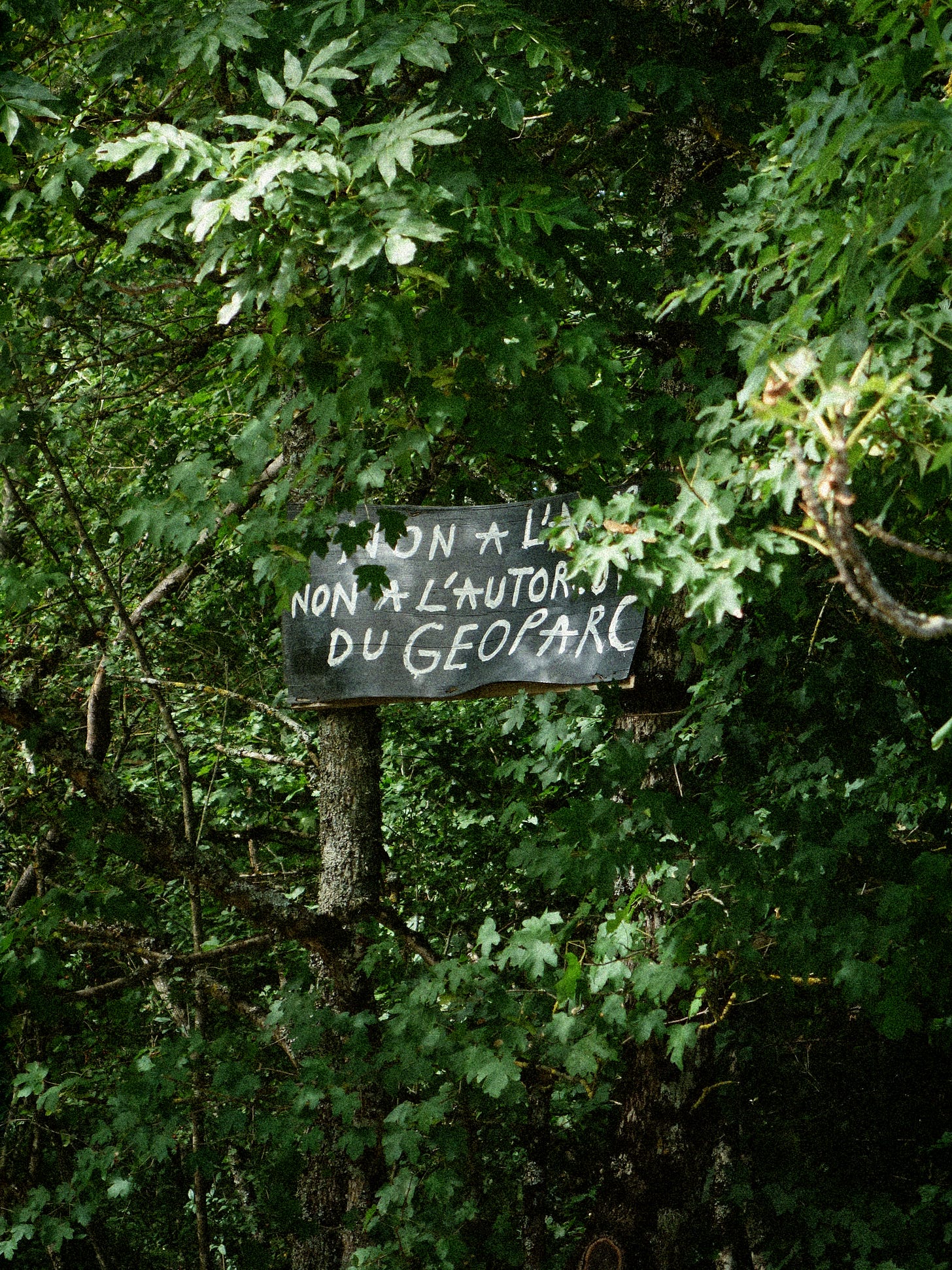 Panneau de contestation contre l'A412 en Haute-Savoie