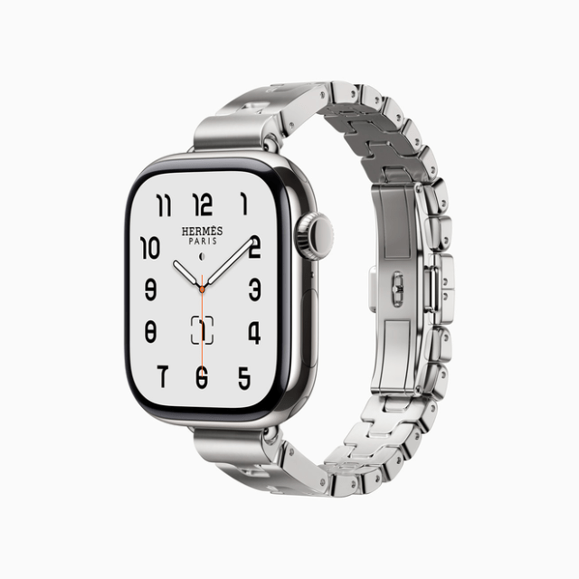 The Apple Watch Hermès collection also features a new elegant narrow Grand H metal link band. The Apple Watch Hermès collection also features a new elegant narrow Grand H metal link band.