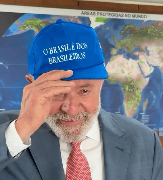 O Brasil é dos Brasileiros': Lula entra na 'guerra de bonés'