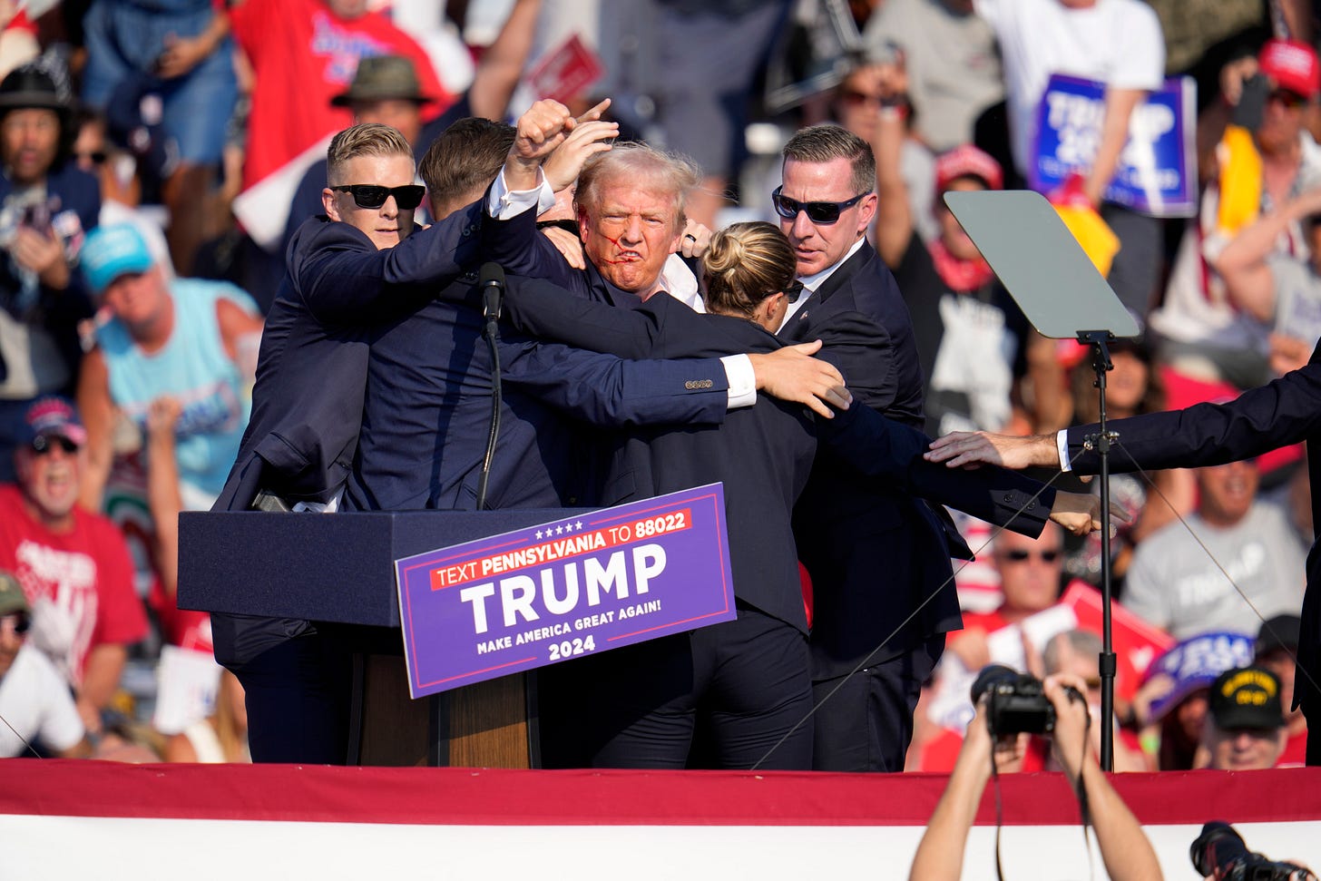 Le candidat républicain à la présidence, l'ancien président Donald Trump, est entouré d'agents des services secrets américains lors d'un événement de campagne à Butler, en Pennsylvanie, le samedi 13 juillet 2024. (Photo AP/Gene J. Puskar)
