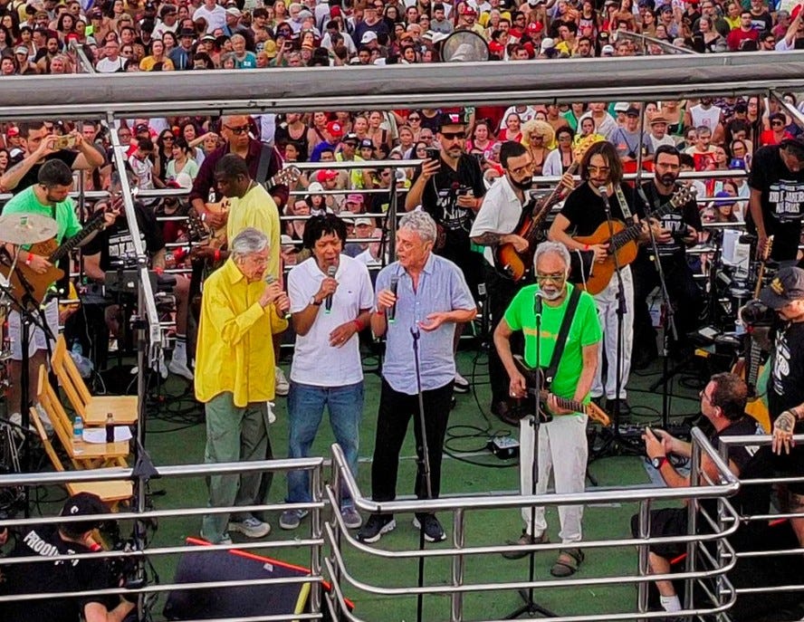 Caetano Veloso, Djavan, Chico Buarque e Gilberto Gil, num dos momentos da apreentação de artistas na Praia de Copacabana, durante o protesto contra anistia e a PEC da blindagem