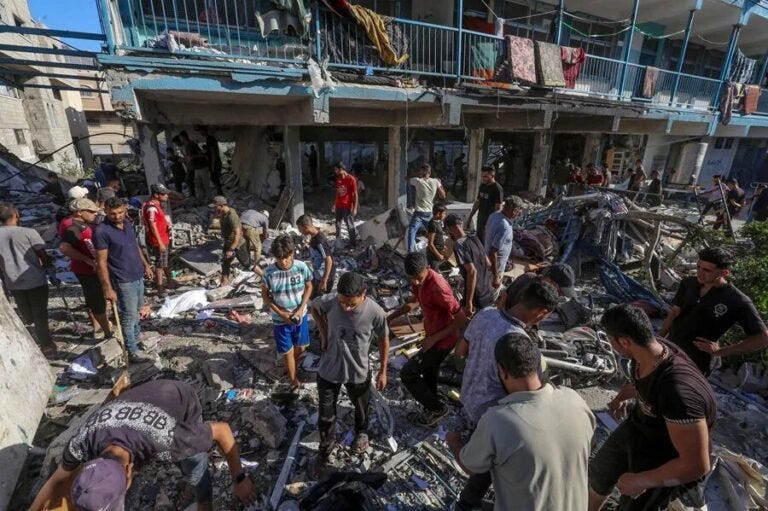Ongoing violence against civilians: Israeli airstrike killed at least 19 displaced Palestinians, including women and children.Photo:EFE.