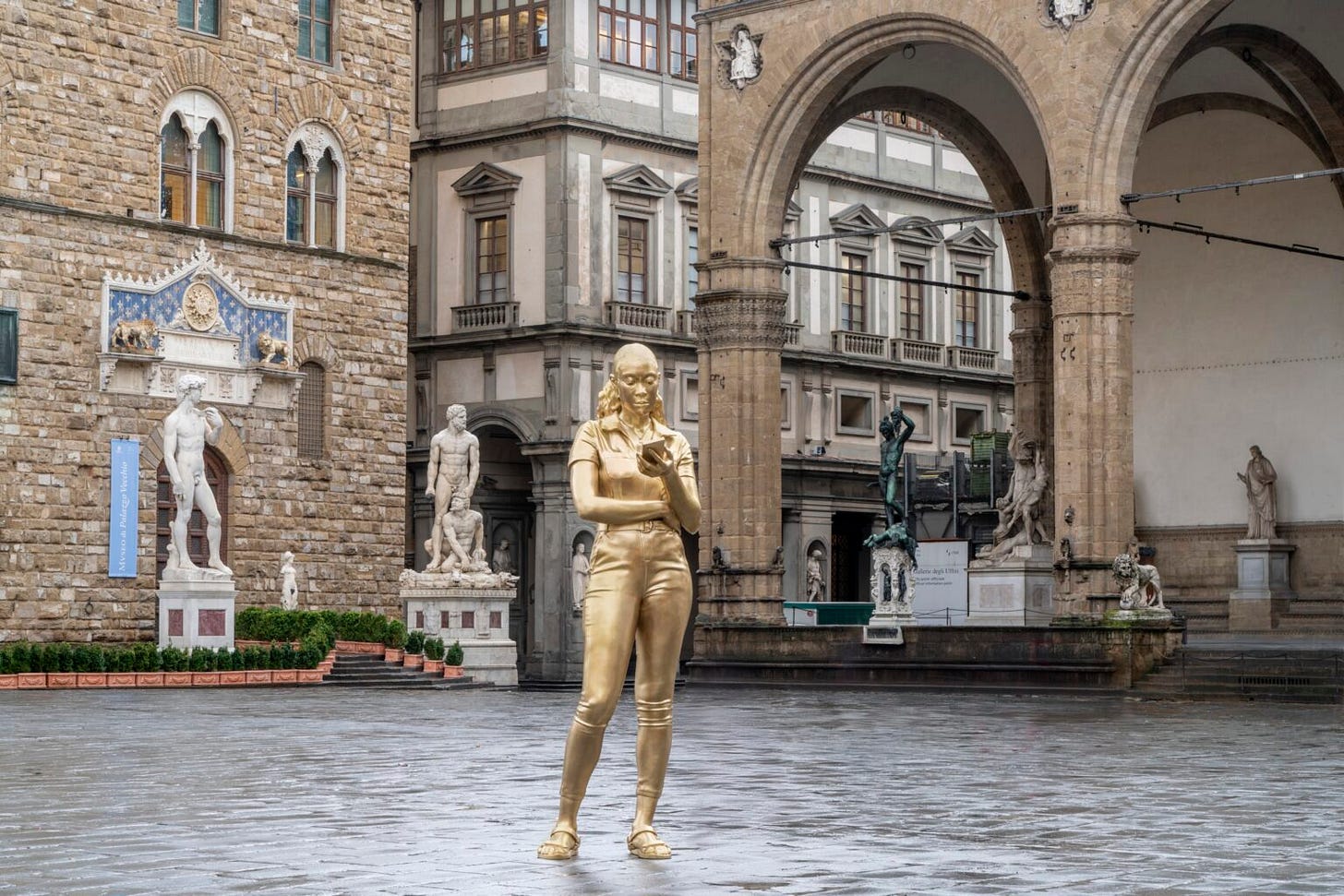 Le banane sulla scultura Time Unfolding di Thomas J. Price