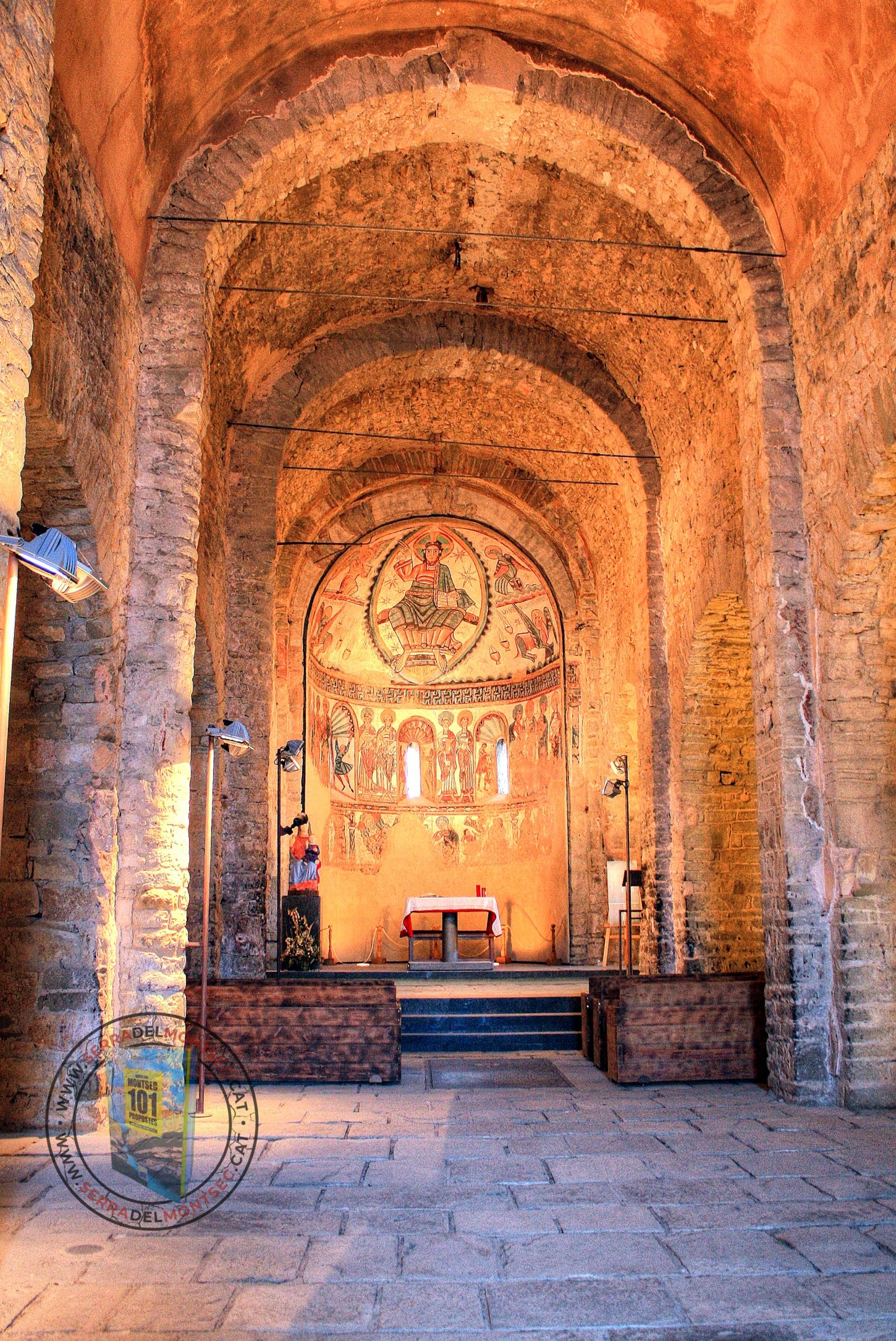 Interior de Santa Maria de Mur amb una rèplica de les pintures romàniques que actualment es troben al Museum of Fine Arts de Boston. Montsec d’Ares. Castell de Mur, Pallars Jussà. Lleida, Catalunya. Interior de Santa Maria de Mur amb una rèplica de les pintures romàniques que actualment es troben al Museum of Fine Arts de Boston. Montsec d’Ares. Castell de Mur, Pallars Jussà. Lleida, Catalunya.