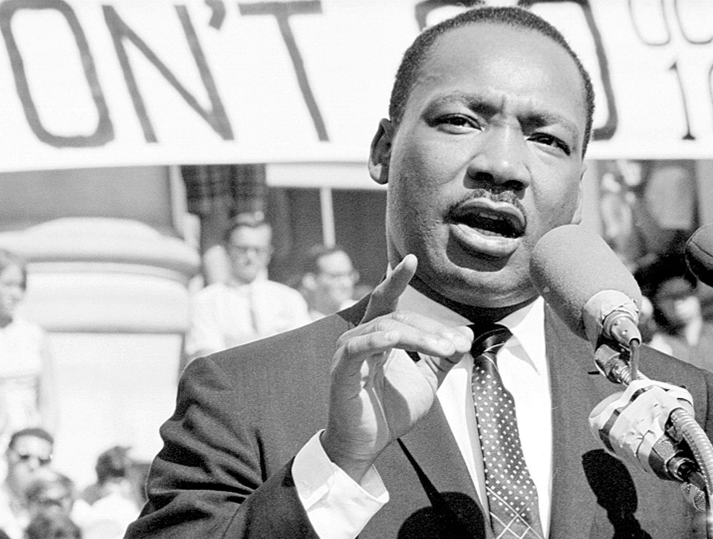 https://cdn.britannica.com/32/232632-050-29185752/King-Speech-at-Sproul-Plaza-in-Berkeley.jpg