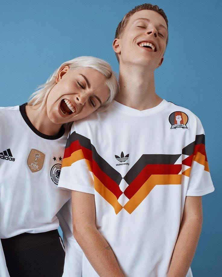 Blokecore: A Tendência das Camisas de Time que Invadiu a Moda