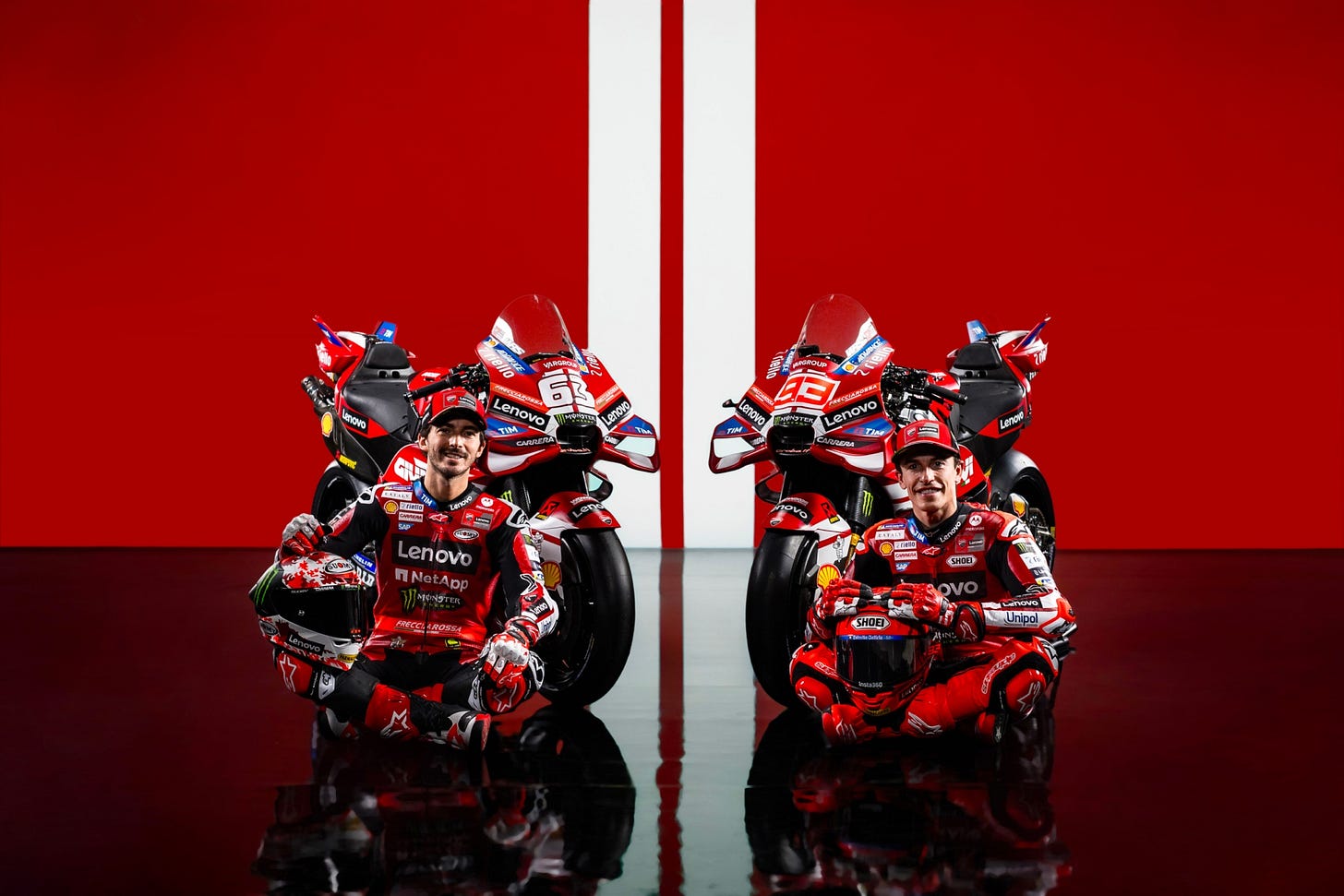 Bagnaia y Marc Márquez, con sus motos y cascos.