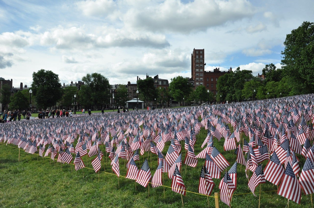 Des petits drapeaux américains plantés à l’occasion de Memorial Day à Boston. Des petits drapeaux américains plantés à l’occasion de Memorial Day à Boston.