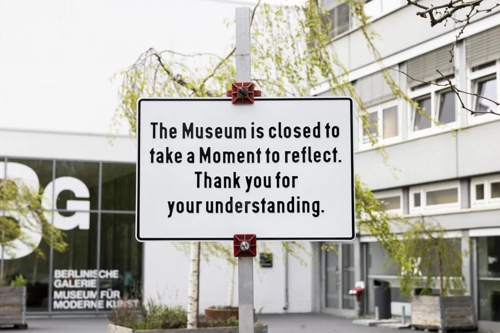 Mulțumim pentru înțelegere, o intervenție artistică de Cem A., Berlinische Galerie, 2023. Foto: Victoria Tomaschko.