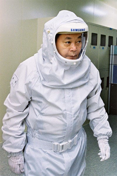 The late Lee Kun-hee, former chairman of Samsung Electronics.  In his memoir, TSMC founder Morris Chang wrote that Lee Kun-hee told him he hoped Taiwan would not enter the memory semiconductor industry, adding, “If you come visit our factory, you’ll see how much capital and talent it takes to build a memory production line.”