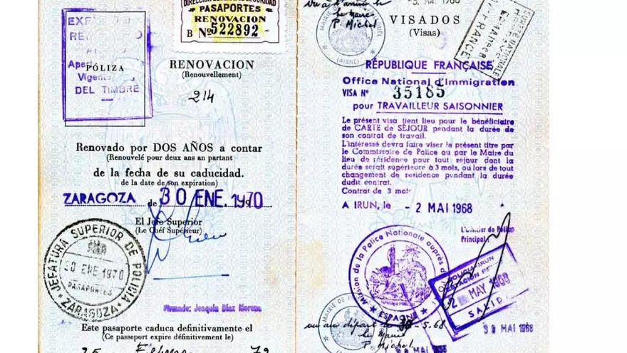 Due pagine affiancate di un passaporto o di un documento di viaggio, piene di timbri e scritte. La pagina di sinistra ha timbri spagnoli, con la parola "RENOVACION" (rinnovo) in alto, indicando che il passaporto è stato rinnovato per due anni a partire dal "30 ENE. 1970" a "ZARAGOZA". La pagina di destra ha timbri francesi e scritte relative a un "VISA POUR TRAVAILLEUR SAISONNIER" (visto per lavoratore stagionale), con la data "2 MAI 1968" e la menzione di "IRUN", una città di confine. Entrambe le pagine mostrano firme e altri dettagli burocratici difficili da leggere. I colori predominanti sono il bianco sporco delle pagine e i timbri in inchiostro viola o blu scuro.