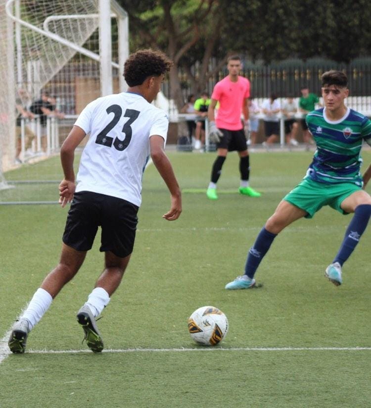 Mohammed Bensennaa, autor de uno de los goles, con el balón durante el partido contra el Pablo Iglesias Mohammed Bensennaa, autor de uno de los goles, con el balón durante el partido contra el Pablo Iglesias
