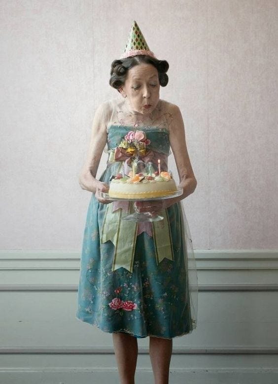 This may contain: a woman holding a cake with candles on it in front of her face and the caption says, so por hoy humor