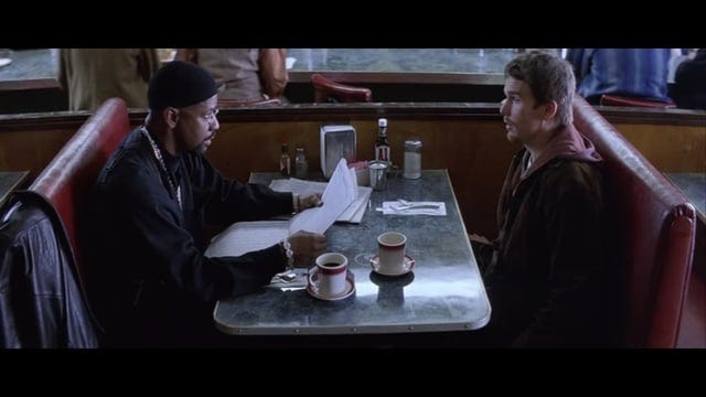 r/MovieDetails - Em "Dia de Treinamento", quando Alonzo e Jake se encontram pela primeira vez para o café da manhã, Alonzo diz a Jake que ele vai pagar pela refeição. No final da cena, Alonzo exige que Jake pague a conta. Isso prenuncia como Alonzo irá manipular Jake pelo resto do dia, resultando em seu…